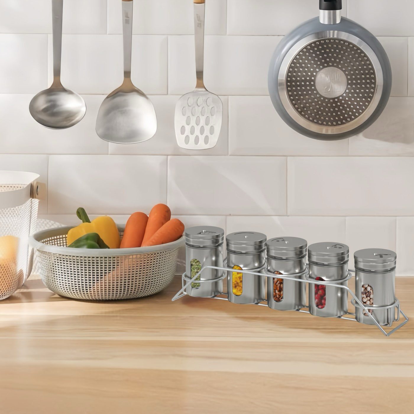 DAMDAM GO Set de 5 PCS Botes Especias, Con Soporte Acero Inoxidable, Juego de 5 Tarros de Especias con Tapa Giratoria 3 Tamaño Fino, Mediano y Grueso