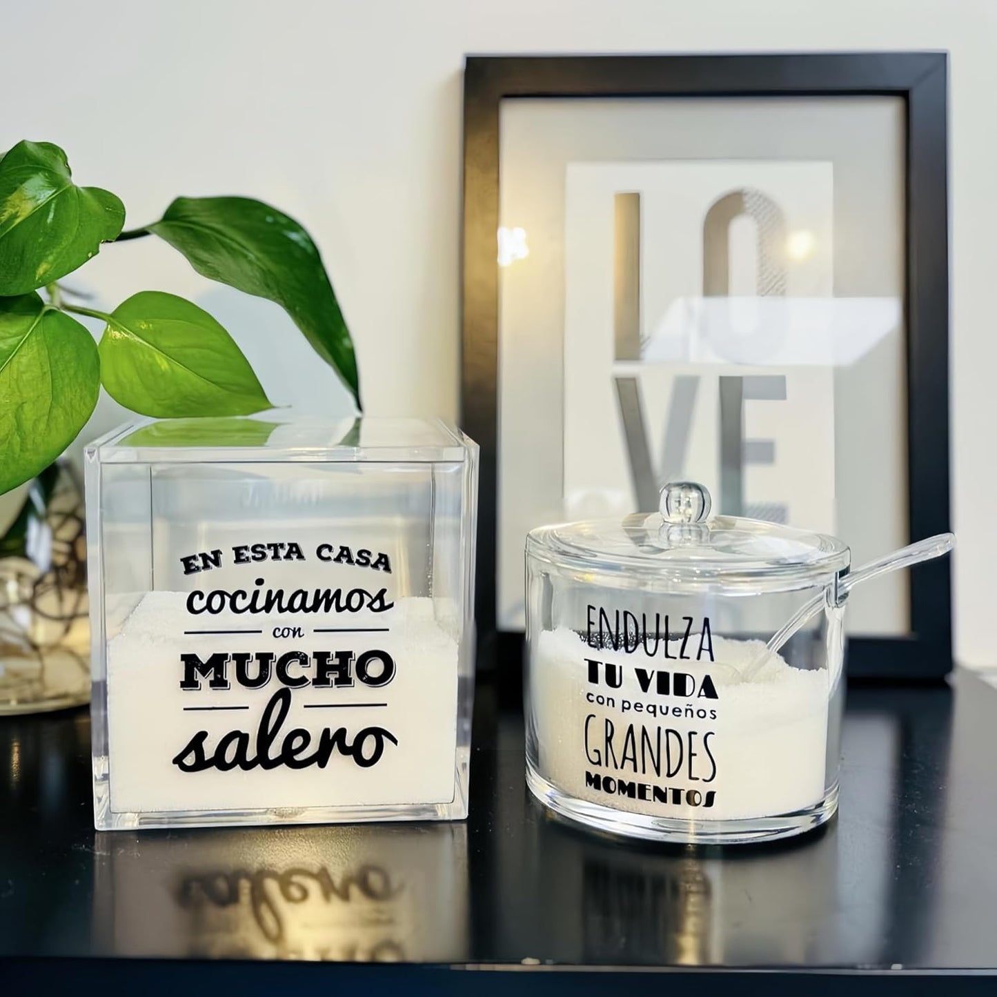 Salero y Azucarero Cocina Juego Acrílico Transparente – Azucarero con Cuchara y Tapa + Salero Cuadrado, Accesorios Cocina Decorativos con Frases Originales