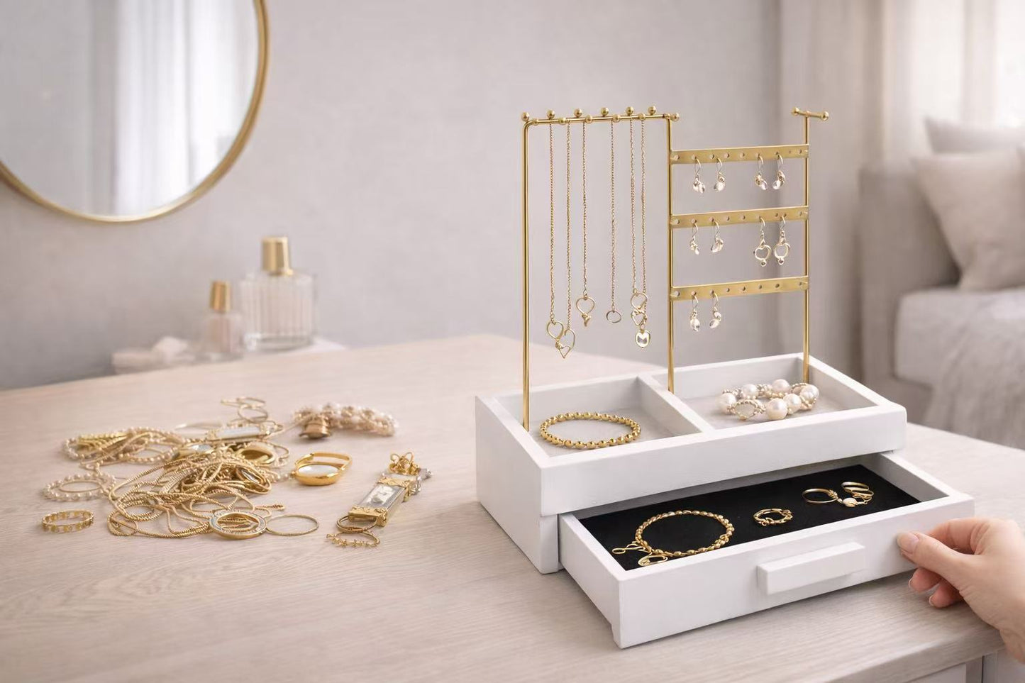 Joyero Todo en Uno de Madera Blanca con Estructura Dorada, Organizador de Joyas con Cajón Forrado en Terciopelo Negro, Soporte para Collares y Pendientes – Diseño Elegante y Compacto