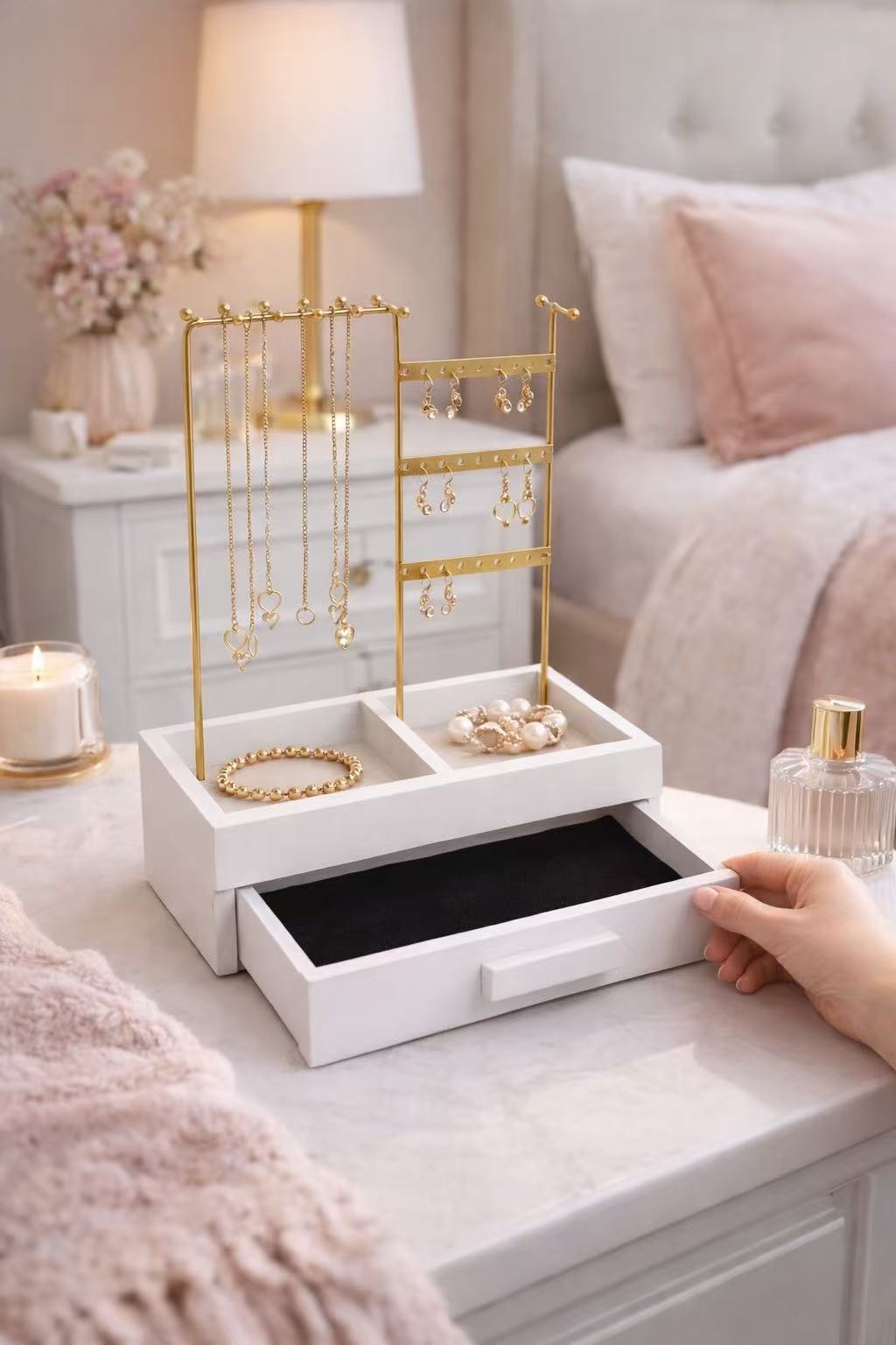 Joyero Todo en Uno de Madera Blanca con Estructura Dorada, Organizador de Joyas con Cajón Forrado en Terciopelo Negro, Soporte para Collares y Pendientes – Diseño Elegante y Compacto