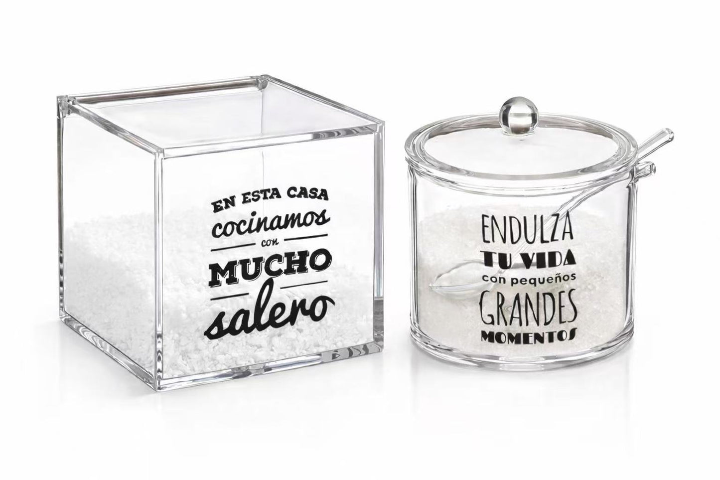 Salero y Azucarero Cocina Juego Acrílico Transparente – Azucarero con Cuchara y Tapa + Salero Cuadrado, Accesorios Cocina Decorativos con Frases Originales