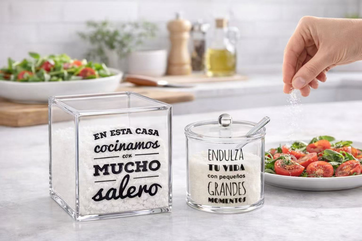 Salero y Azucarero Cocina Juego Acrílico Transparente – Azucarero con Cuchara y Tapa + Salero Cuadrado, Accesorios Cocina Decorativos con Frases Originales