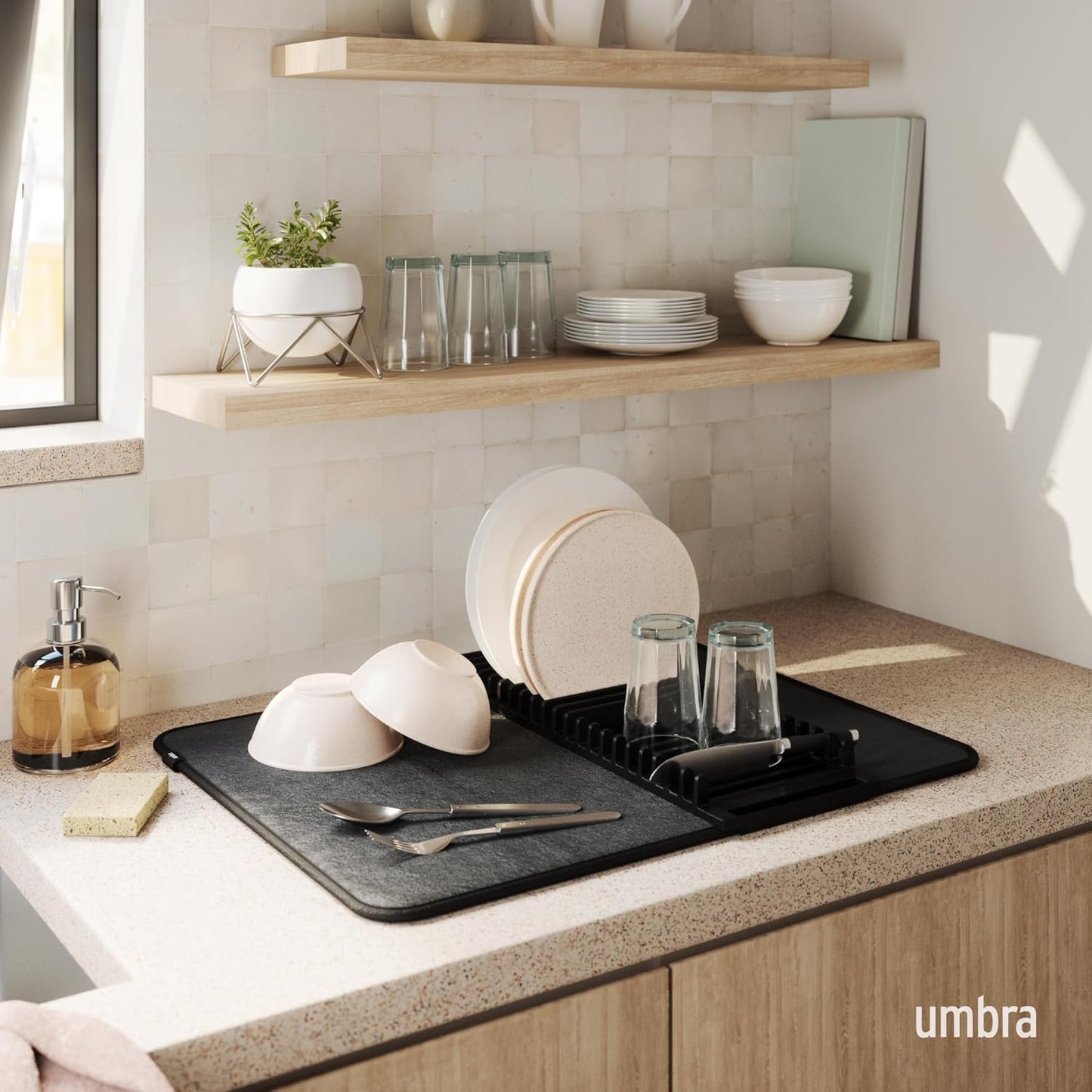 Umbra Udry Escurridor con tapete de secado, Negro