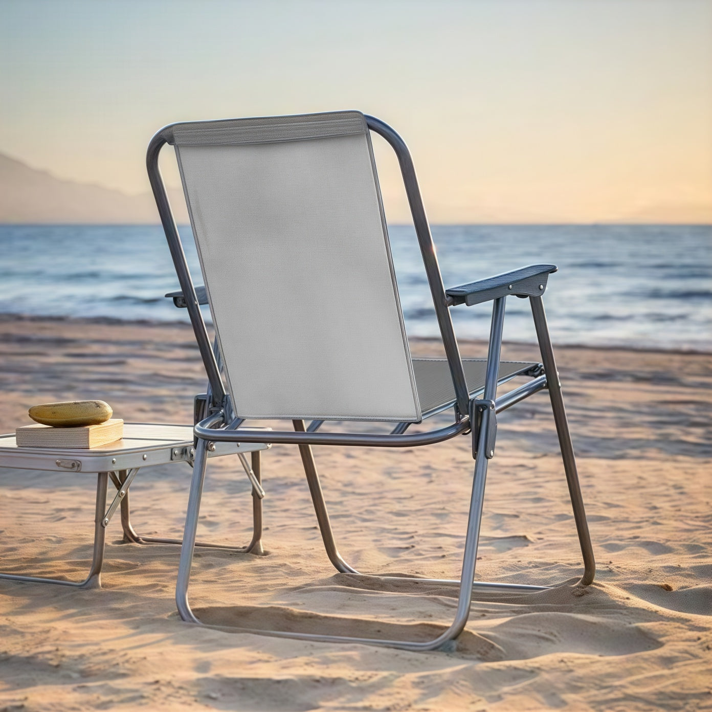 Silla de Playa Plegable Compacta, Ultraligera, con Respaldo Alto y Reposabrazos, Fácil de Transportar, Ideal para Playa, Camping, Terraza, Jardín, Balcón y Exterior