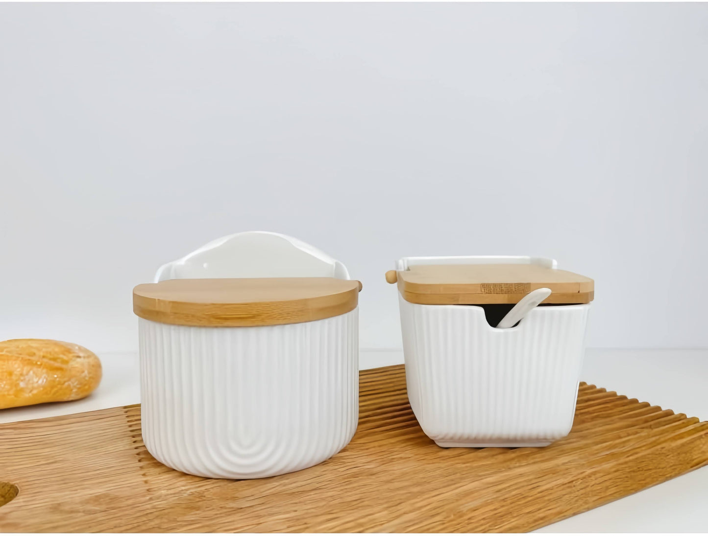 Sarero y Azucarero de Porcelana Blanco con Tapa de Madera Estilo Nordico…