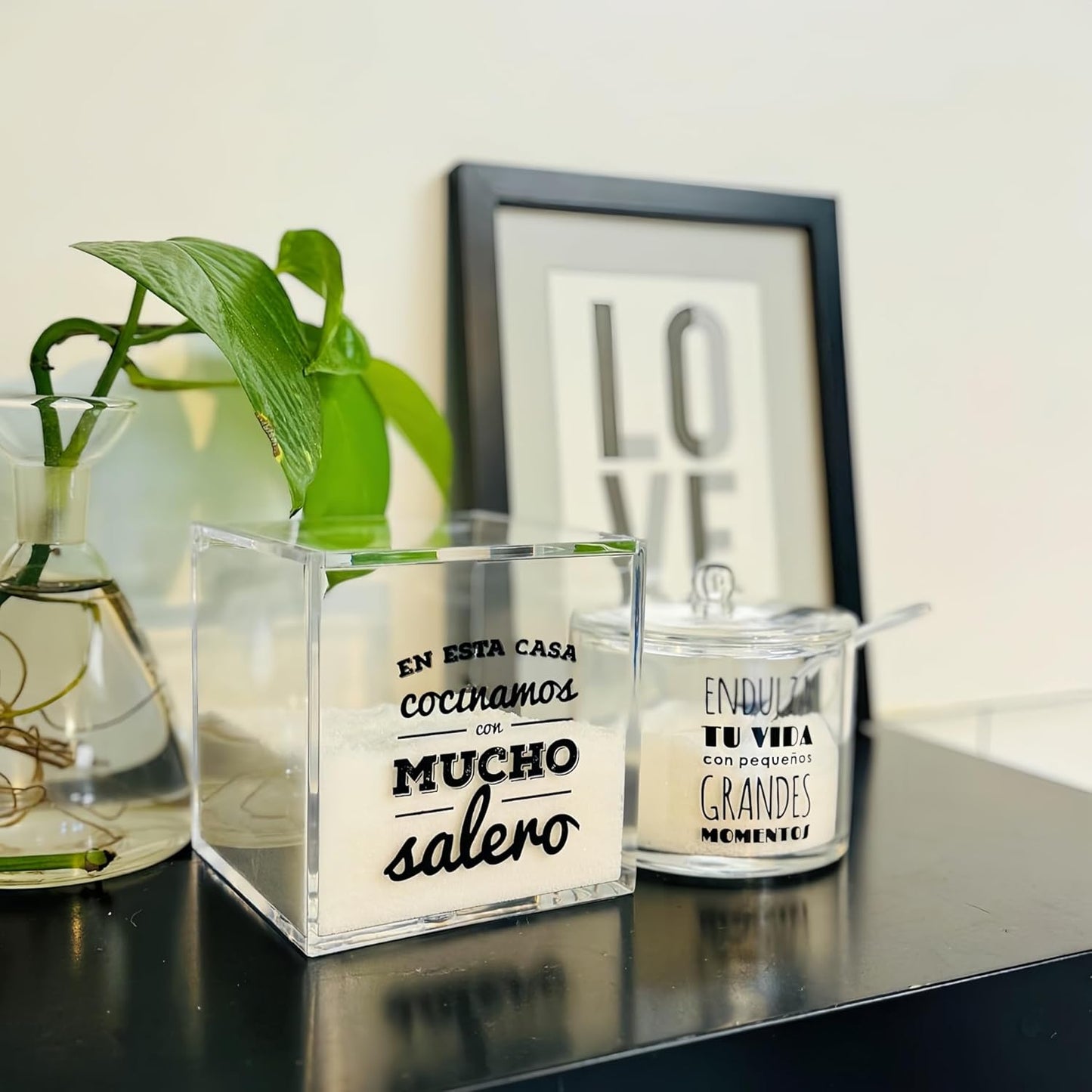 Juego de salero y azucarero de cocina original ACRILICO diseño frase . ""LA SAL DE MI VIDA Y MOMENTOS DULCES""