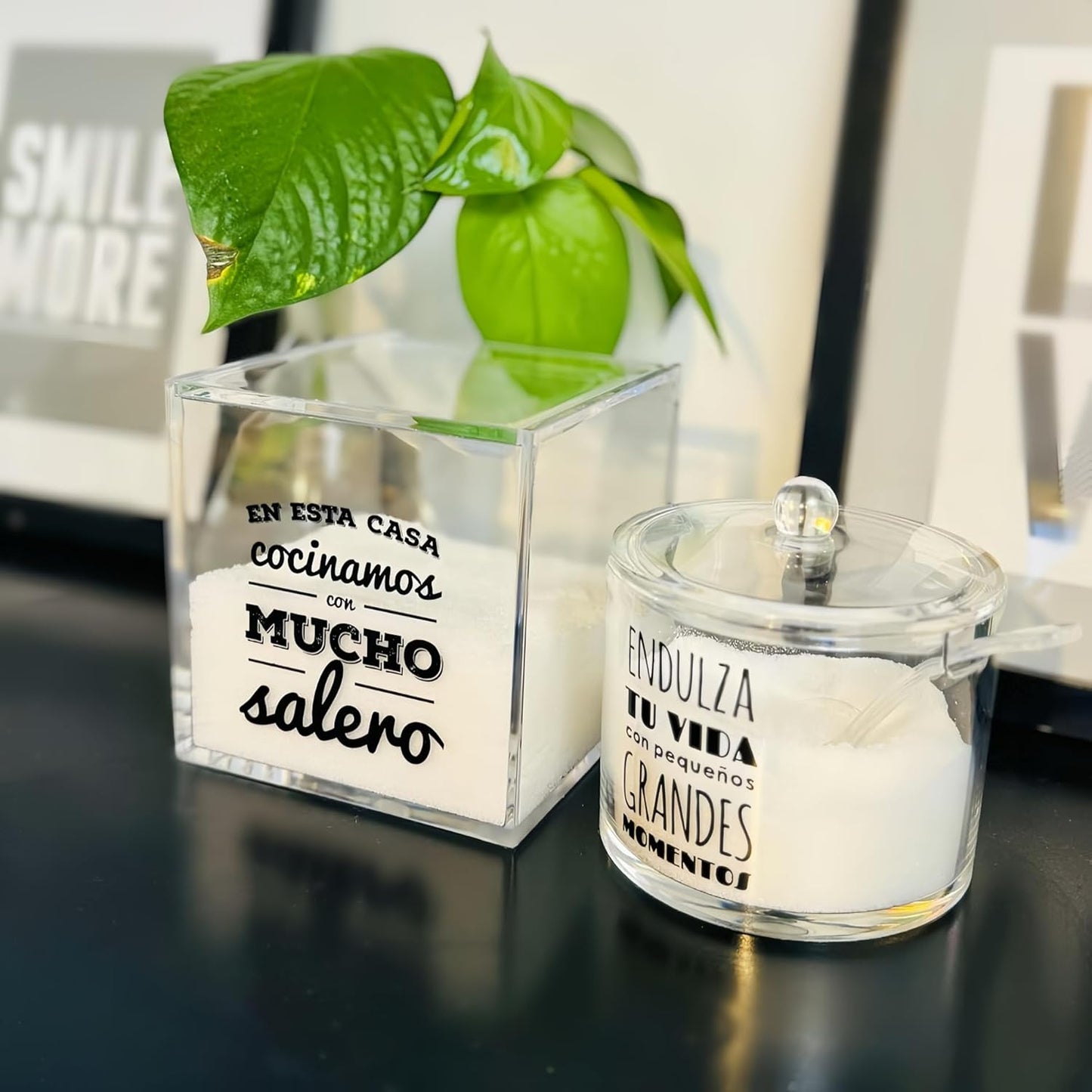 Juego de salero y azucarero de cocina original ACRILICO diseño frase . ""LA SAL DE MI VIDA Y MOMENTOS DULCES""