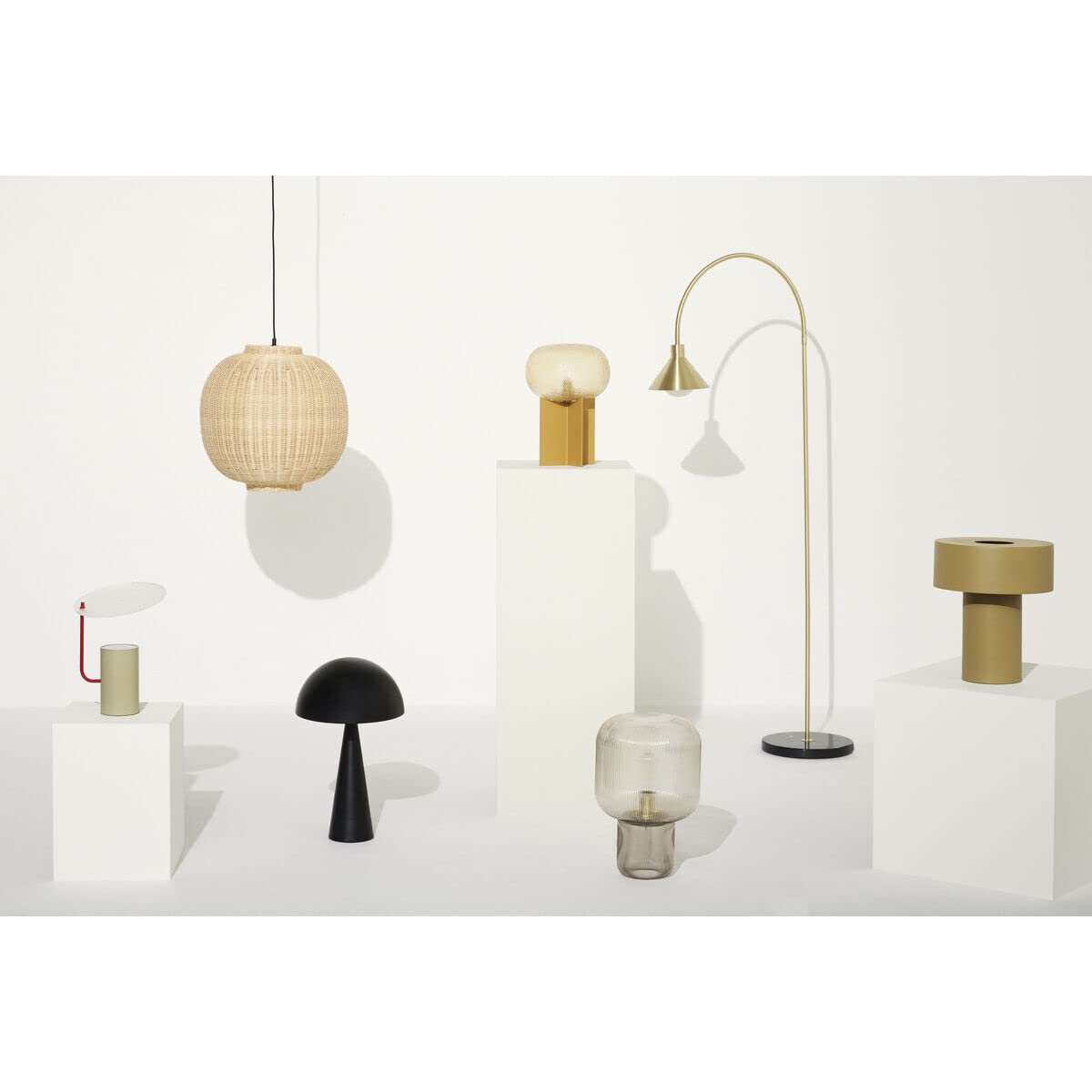 Lámpara de pie de latón Dorado y Base Redonda de mármol Negro