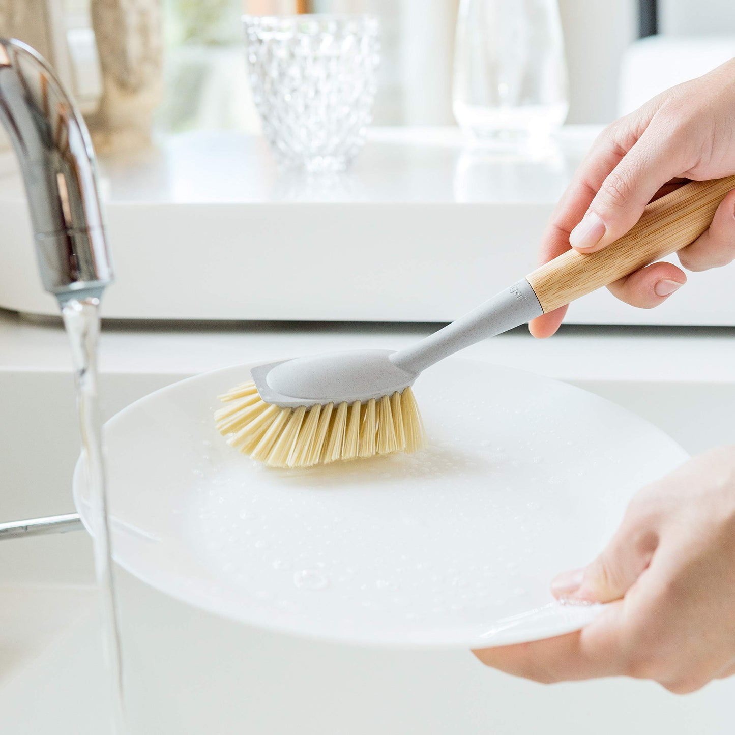 Vigar - Cepillo Limpia Biberones, Botellas y Vasos - Accesorio de Limpieza Multiusos - Colección Zeroline - Con Palo de Bambú y Cerdas de Nylon - Gris