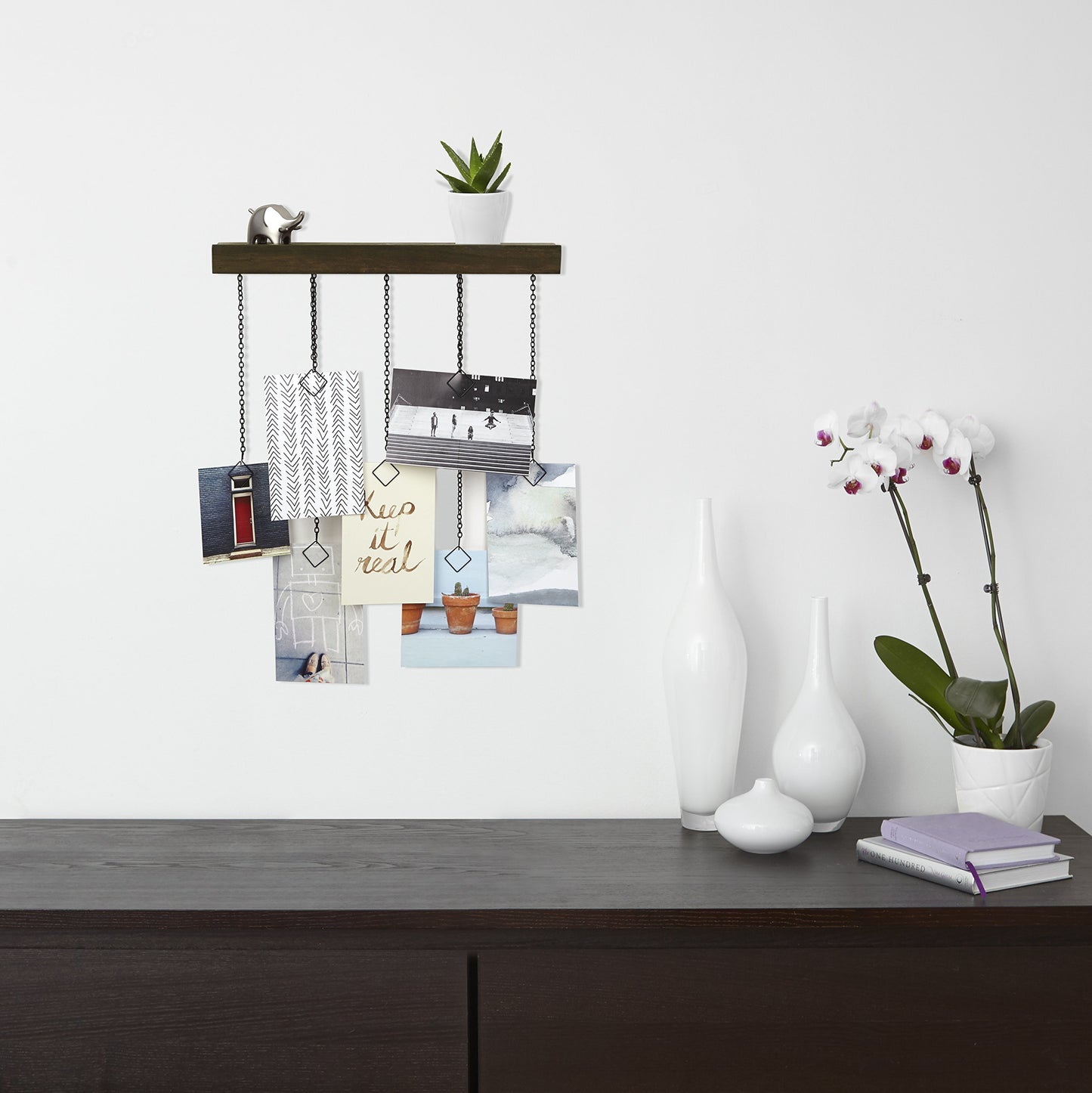 cascada Photo Display. Portafotos de cascada, acabado de madera nogal, y pequeña estante. Dimensión 35,7 x 35,6 x 6,3 cm